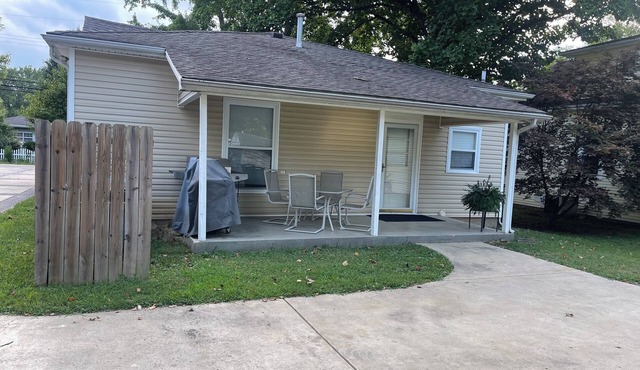 2 bedroom , cottage, easy and close location to shopping, restaurants and away