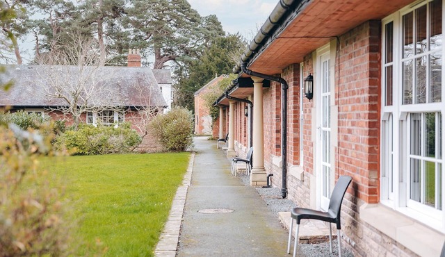 2 Bedroom Cottage for 4 Guests, No Deposit