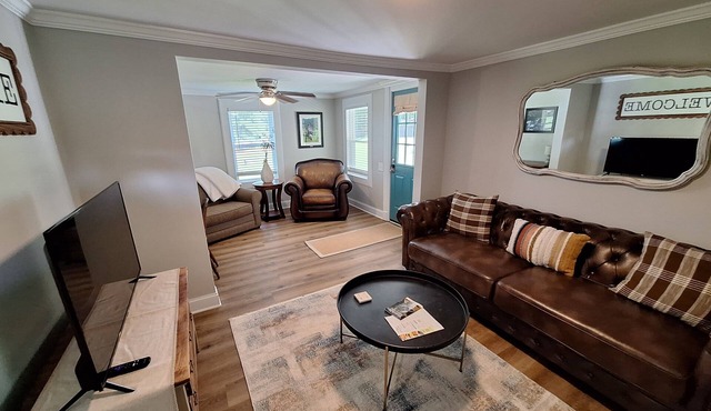 2-bedroom cottage in beautiful Salem with mountain views.