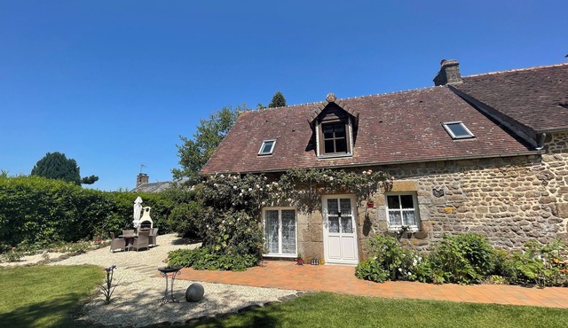 2-bedroom cottage in charming Le Grais surrounded by uninterrupted views.