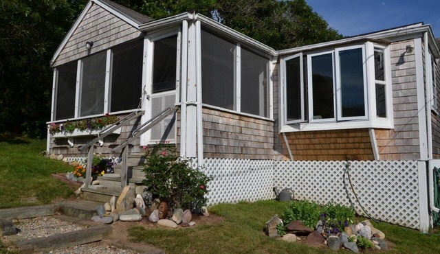 2-bedroom cottage in Chilmark 1/2 mile from Menemsha Harbor and fishing village