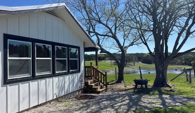 2-bedroom cottage in perfect Burnet with cool AC breeze