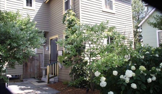 2 bedroom Cottage in Country Living Magazine.OPEN AUG 23-AUG 30