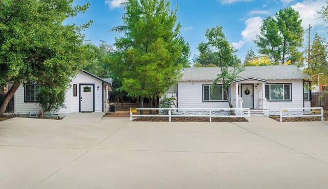 2-bedroom cottage just 7 minutes from Viejas Casino