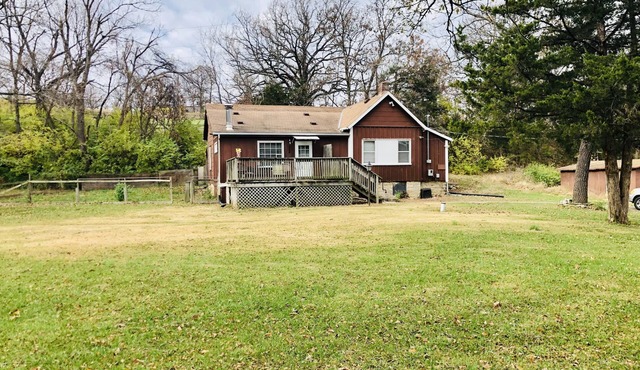 2 Bedroom Cottage, large front yard, pets welcome, great location