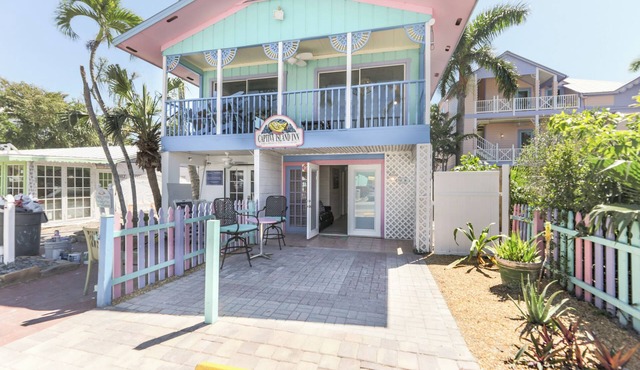 2-bedroom cottage located in Captiva village, short walk to beach!