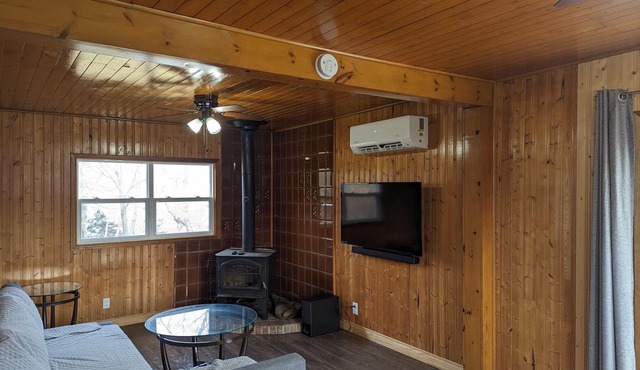 2-Bedroom Cottage On Lake Ainlsie Private Beach, Enjoy Fishing & Swimming.