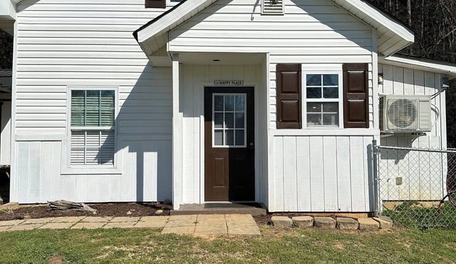 2-bedroom cottage only half mile from interstate 75 in Calhoun. Dog friendly.