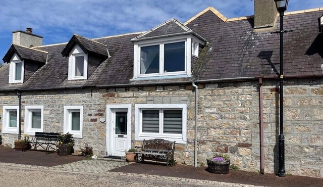 2 Bedroom Cottage overlooking the River Brora and Harbour