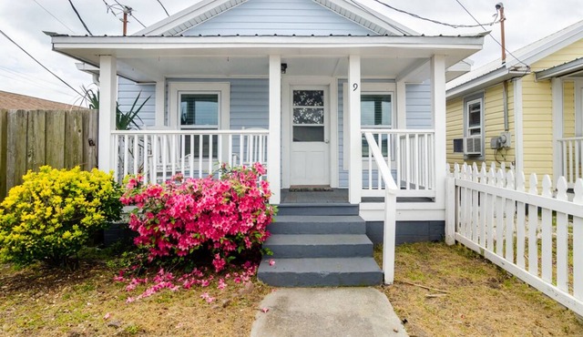 2 Bedroom Cottage Steps from Beach!