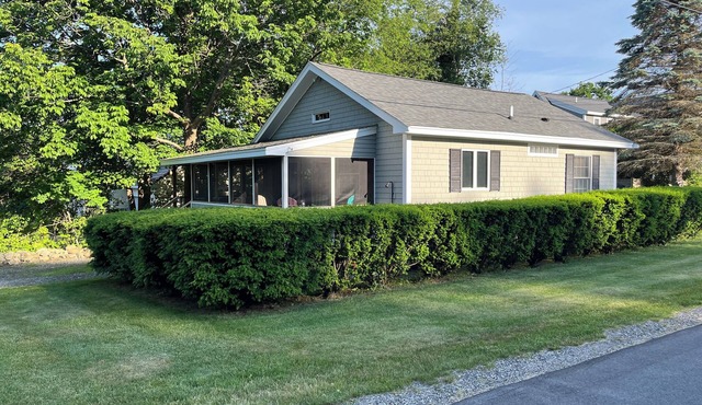 2 Bedroom Cottage steps from Jenness Beach. Listen to the waves of the ocean