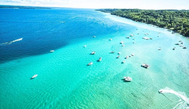 2-bedroom cottage sleeps 5 just a short walk to Torch Lake
