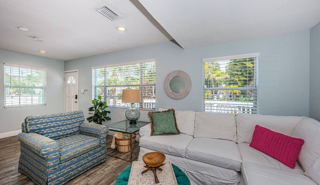 2 BEDROOM COTTAGE ON ST.PETE BEACH- FULLY RENOVATED- OUTDOOR BBQ AND DINING AREA