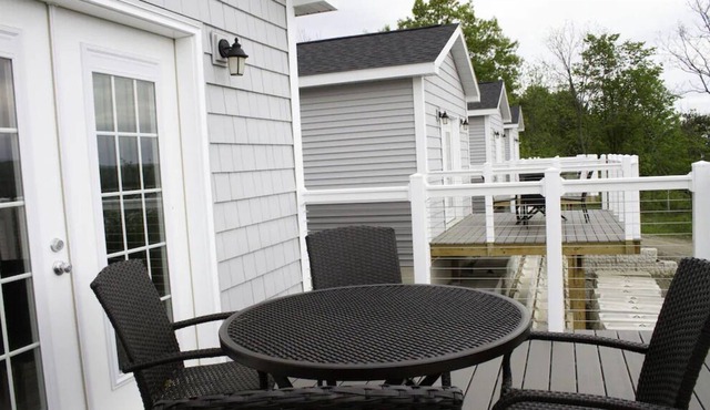 2 Bedroom Cottage with Beautiful Lake Views