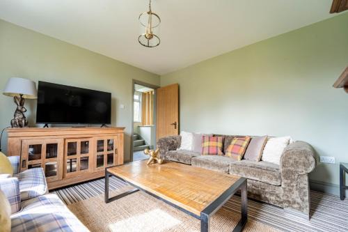 2-Bedroom Cottage with Parking Sleeps 6