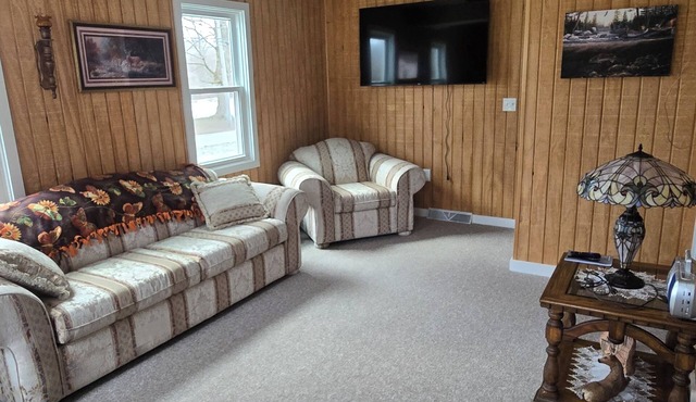 2-bedroom country house in West Springfield, PA with WiFi, AC