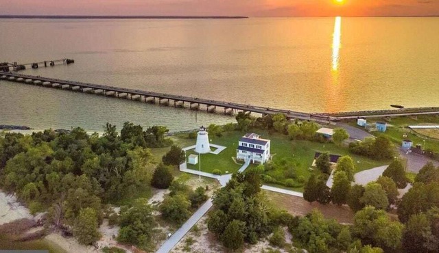 2 Bedroom Cozy Beach Cottage with beach access