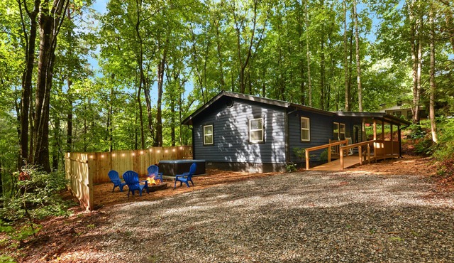 2 Bedroom Cozy Cabin w/ HOT TUB