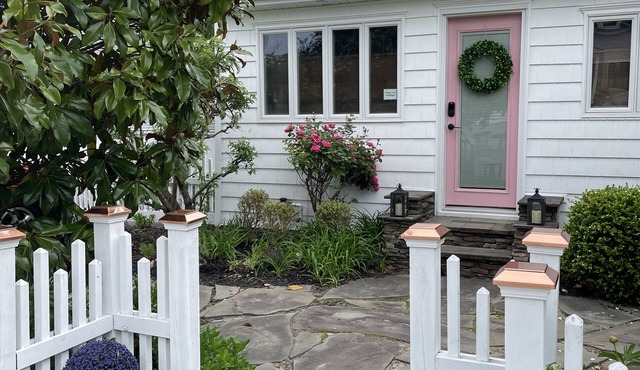 2 Bedroom Cozy Charmer, Beach Block.90 Steps to the Bay with ample parking