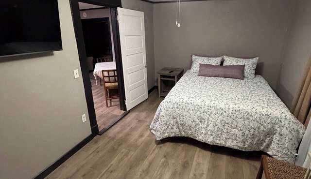2 bedroom cozy country cabin 1 minute from town.