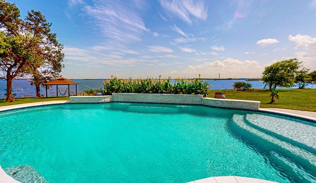 2-bedroom cozy guest home with patio and shared pool and views