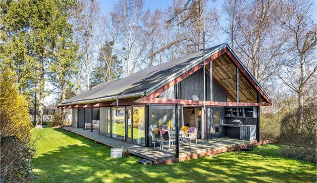 2 Bedroom Cozy Home In Dronningmølle
