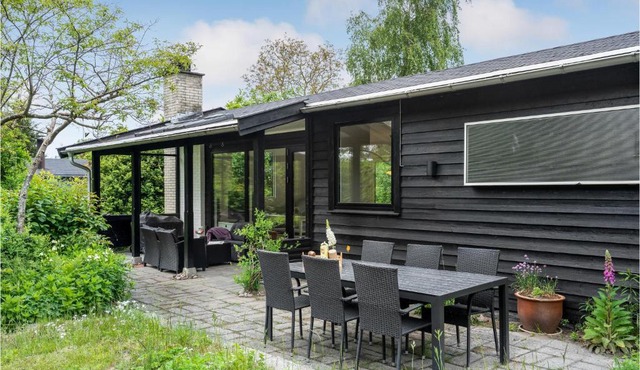 2 Bedroom Cozy Home In Dronningmølle