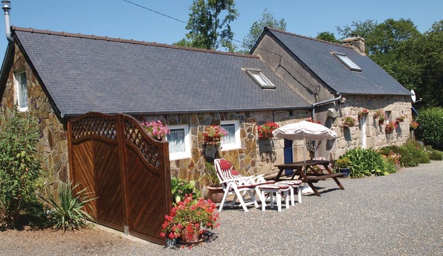 2 bedroom cozy home in Plouaret