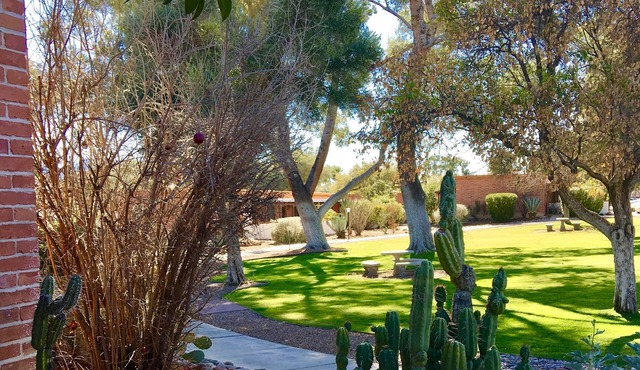 2-BEDROOM, Cozy West Villa: In the heart of Green Valley, New Appliances & TV!