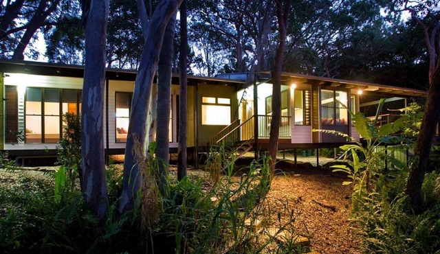 2 Bedroom Deluxe Lakehouse - Lakefront Retreat minutes from Noosa