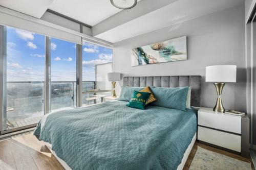 2 Bedroom & Den with Stunning Views of Lake Ontario