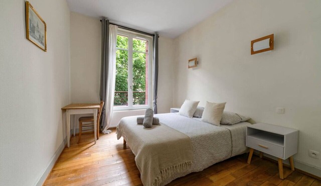 2-bedroom designer apartment, Thermes district