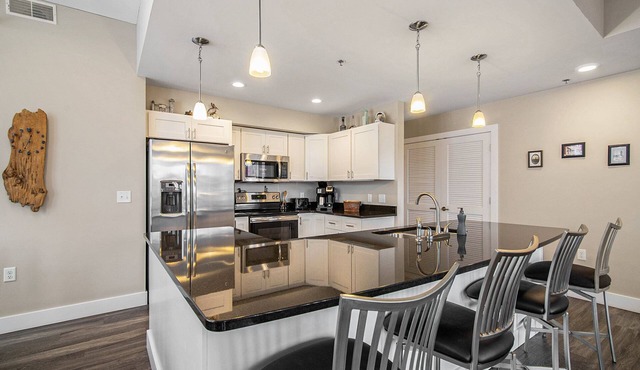 2 bedroom Downtown Condo on the Channel