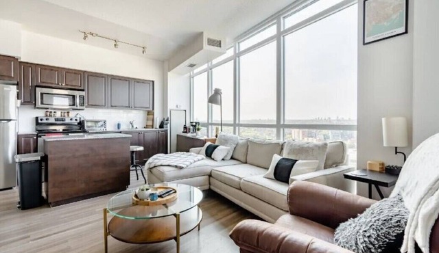 2-Bedroom Downtown Toronto (Free Parking): Shorter Rentals Available (please DM)