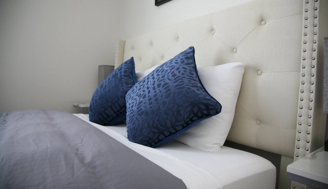 2 Bedroom/Downtown Location/2 Queen beds/Disney+ & Hulu