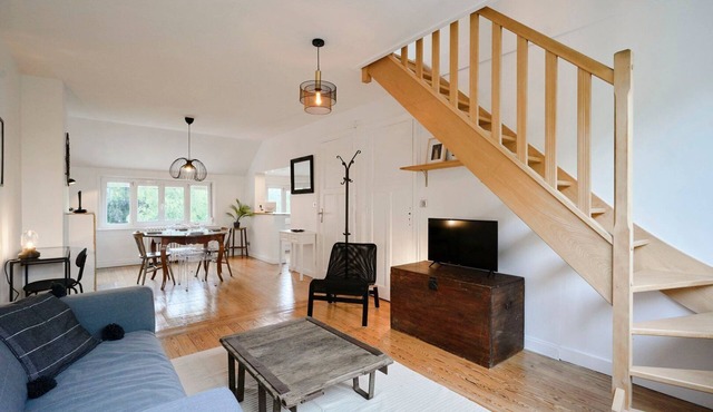 2-bedroom duplex apartment near tramway.