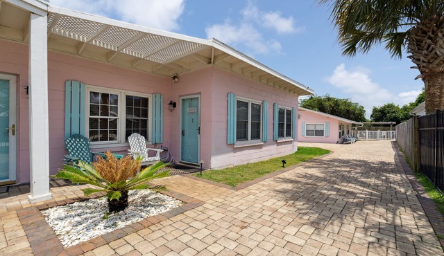 2 Bedroom Duplex with Backyard, One Block from Laguna Beach Sand, Pet-Friendly