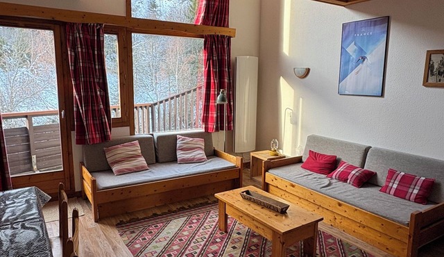 2 Bedroom Duplex Apartment With South Facing Balcony, Ski In/Out. Private Sauna