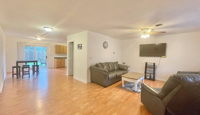 2-bedroom Duplex with Attached Garage and WIFI in Cambria