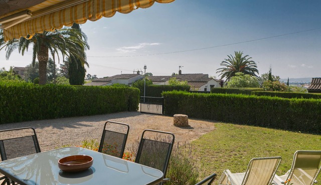 2 bedroom semi-detached house in Urb. Torre Gran, L'Estartit. Garden and community pool (Ref:H38)