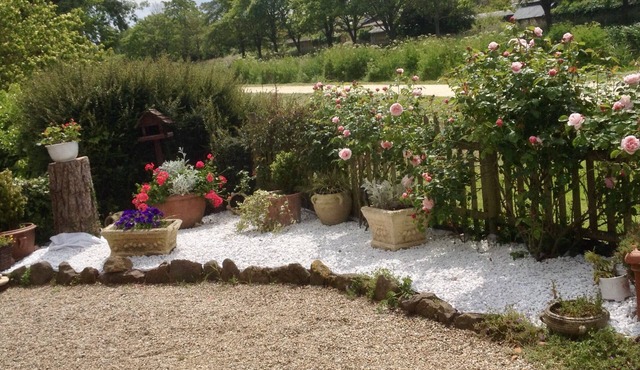 2 bedroom family canalside character cottage with jaccusi and 10 mn to Dinan