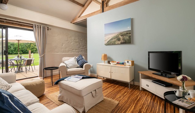 2 bedroom family friendly barn conversion, luxury indoor heated pool, games room & tennis courts clo