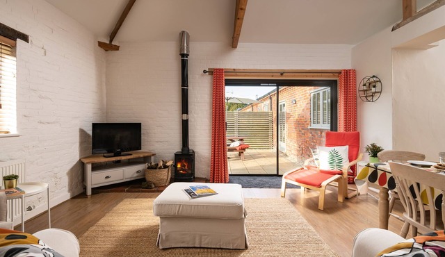 2 bedroom family friendly barn conversion, luxury indoor heated pool, games room & tennis courts clo