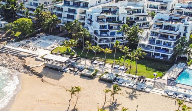 2 bedroom family suite, 2 pools, Direct access to the private beach!