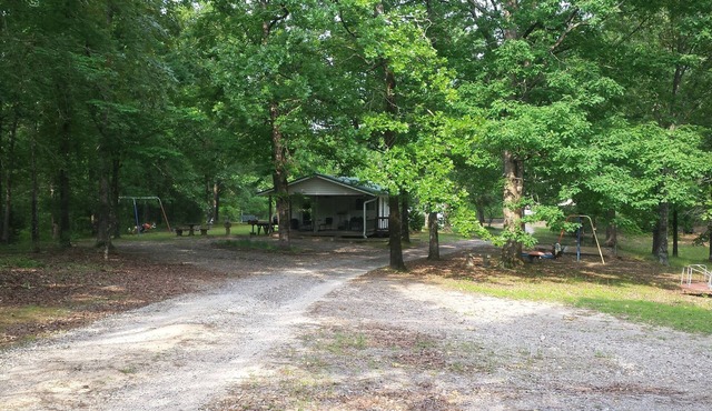 2 bedroom family vacation cottage (Caddo Cottage) near DeGray Lake.