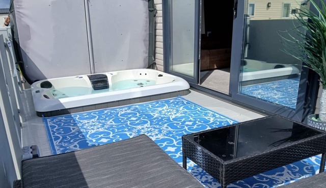 2-bedroom, Fantasy Island, HOT TUB, WiFi, dog friendly in Ingoldmells Sleeps 4