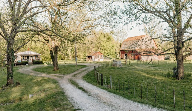 2-bedroom farmhouse in quaint Carthage with beautiful creekside access