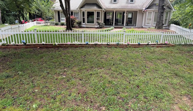 2-bedroom farmhouse on the Chattahoochee River. Kayaking, fishing, hot tub.