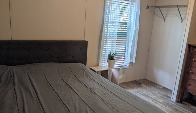 2-Bedroom Farmhouse- A Retreat with Close by Amenities - Wi-Fi & AC