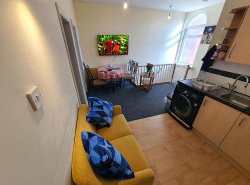 2 Bedroom Flat Free Parking Fast Wi-Fi Self Check-in Visit Manchester Oldham Bury